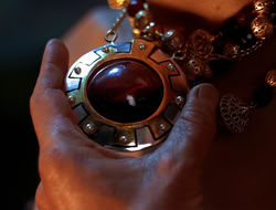 extant_HTLJ_4x05-StrangerInAStrangeWorld_02011