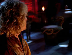 extant_HTLJ_4x05-StrangerInAStrangeWorld_02150