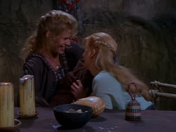 extant_XenaWarriorPrincess_1x04_CradleOfHope_01101
