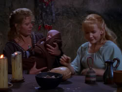 extant_XenaWarriorPrincess_1x04_CradleOfHope_01159