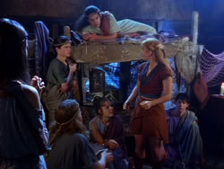 extant_XenaWarriorPrincess_1x13-AthensCityAcademyOfThePerformingBards_1708