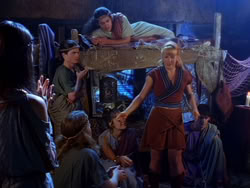 extant_XenaWarriorPrincess_1x13-AthensCityAcademyOfThePerformingBards_1710