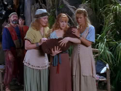 extant_XenaWarriorPrincess_1x13-AthensCityAcademyOfThePerformingBards_2528