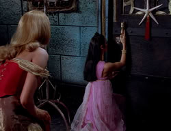 extant_XenaWarriorPrincess_2x11-HereSheComesMissAmphipolis_02639