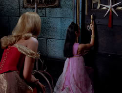extant_XenaWarriorPrincess_2x11-HereSheComesMissAmphipolis_02640