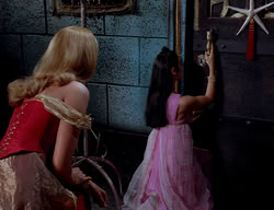 extant_XenaWarriorPrincess_2x11-HereSheComesMissAmphipolis_02641
