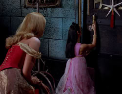 extant_XenaWarriorPrincess_2x11-HereSheComesMissAmphipolis_02642