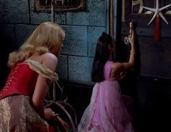 extant_XenaWarriorPrincess_2x11-HereSheComesMissAmphipolis_02643
