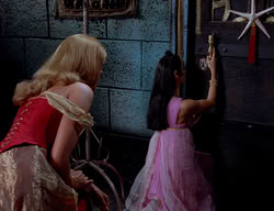 extant_XenaWarriorPrincess_2x11-HereSheComesMissAmphipolis_02645