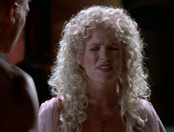 extant_XenaWarriorPrincess_2x16-ForHimtheBellTolls_00413