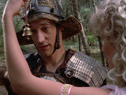 extant_XenaWarriorPrincess_2x16-ForHimtheBellTolls_00493
