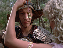 extant_XenaWarriorPrincess_2x16-ForHimtheBellTolls_00494