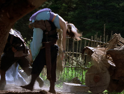 extant_XenaWarriorPrincess_2x16-ForHimtheBellTolls_00536