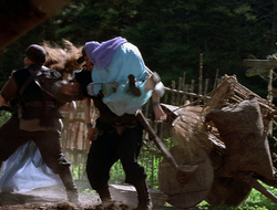 extant_XenaWarriorPrincess_2x16-ForHimtheBellTolls_00537