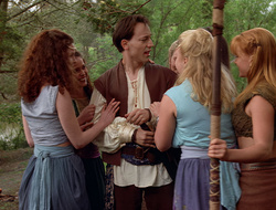 extant_XenaWarriorPrincess_2x16-ForHimtheBellTolls_00738
