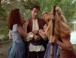 extant_XenaWarriorPrincess_2x16-ForHimtheBellTolls_00739