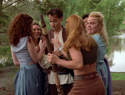 extant_XenaWarriorPrincess_2x16-ForHimtheBellTolls_00740