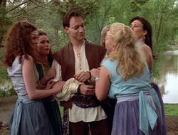 extant_XenaWarriorPrincess_2x16-ForHimtheBellTolls_00743