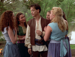 extant_XenaWarriorPrincess_2x16-ForHimtheBellTolls_00754