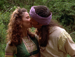 extant_XenaWarriorPrincess_2x16-ForHimtheBellTolls_01207