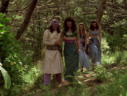 extant_XenaWarriorPrincess_2x16-ForHimtheBellTolls_01362