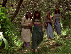 extant_XenaWarriorPrincess_2x16-ForHimtheBellTolls_01363