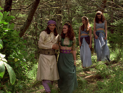 extant_XenaWarriorPrincess_2x16-ForHimtheBellTolls_01364