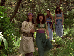 extant_XenaWarriorPrincess_2x16-ForHimtheBellTolls_01365