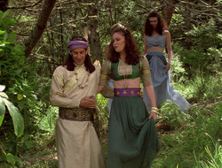 extant_XenaWarriorPrincess_2x16-ForHimtheBellTolls_01367