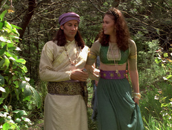 extant_XenaWarriorPrincess_2x16-ForHimtheBellTolls_01372