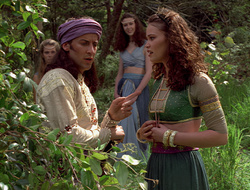 extant_XenaWarriorPrincess_2x16-ForHimtheBellTolls_01393