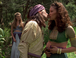 extant_XenaWarriorPrincess_2x16-ForHimtheBellTolls_01404