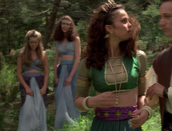 extant_XenaWarriorPrincess_2x16-ForHimtheBellTolls_01408