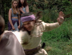 extant_XenaWarriorPrincess_2x16-ForHimtheBellTolls_01519