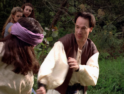 extant_XenaWarriorPrincess_2x16-ForHimtheBellTolls_01536