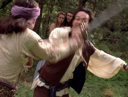 extant_XenaWarriorPrincess_2x16-ForHimtheBellTolls_01555