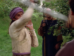 extant_XenaWarriorPrincess_2x16-ForHimtheBellTolls_01590