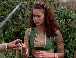 extant_XenaWarriorPrincess_2x16-ForHimtheBellTolls_01657