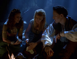 extant_XenaWarriorPrincess_2x16-ForHimtheBellTolls_01888