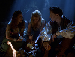 extant_XenaWarriorPrincess_2x16-ForHimtheBellTolls_01893