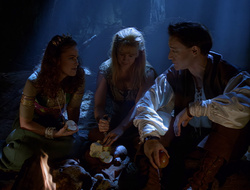 extant_XenaWarriorPrincess_2x16-ForHimtheBellTolls_01894