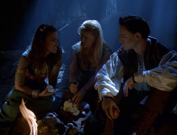 extant_XenaWarriorPrincess_2x16-ForHimtheBellTolls_01895
