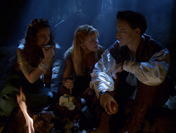 extant_XenaWarriorPrincess_2x16-ForHimtheBellTolls_01907