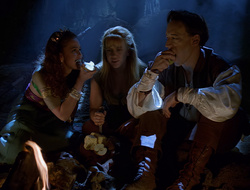 extant_XenaWarriorPrincess_2x16-ForHimtheBellTolls_01910