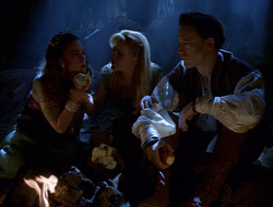 extant_XenaWarriorPrincess_2x16-ForHimtheBellTolls_01913