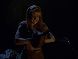 extant_XenaWarriorPrincess_2x16-ForHimtheBellTolls_01945