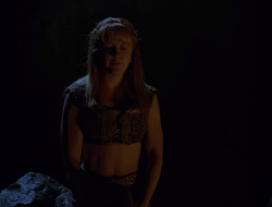 extant_XenaWarriorPrincess_2x16-ForHimtheBellTolls_01970