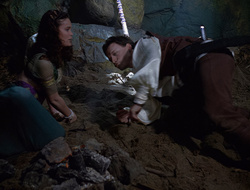 extant_XenaWarriorPrincess_2x16-ForHimtheBellTolls_02034