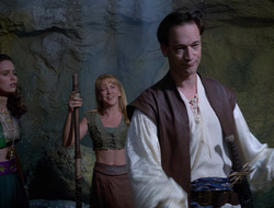 extant_XenaWarriorPrincess_2x16-ForHimtheBellTolls_02060