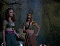 extant_XenaWarriorPrincess_2x16-ForHimtheBellTolls_02069